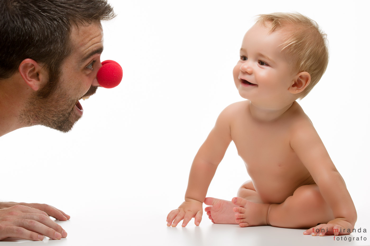 bebe de 10 meses y padre con nariz de payaso