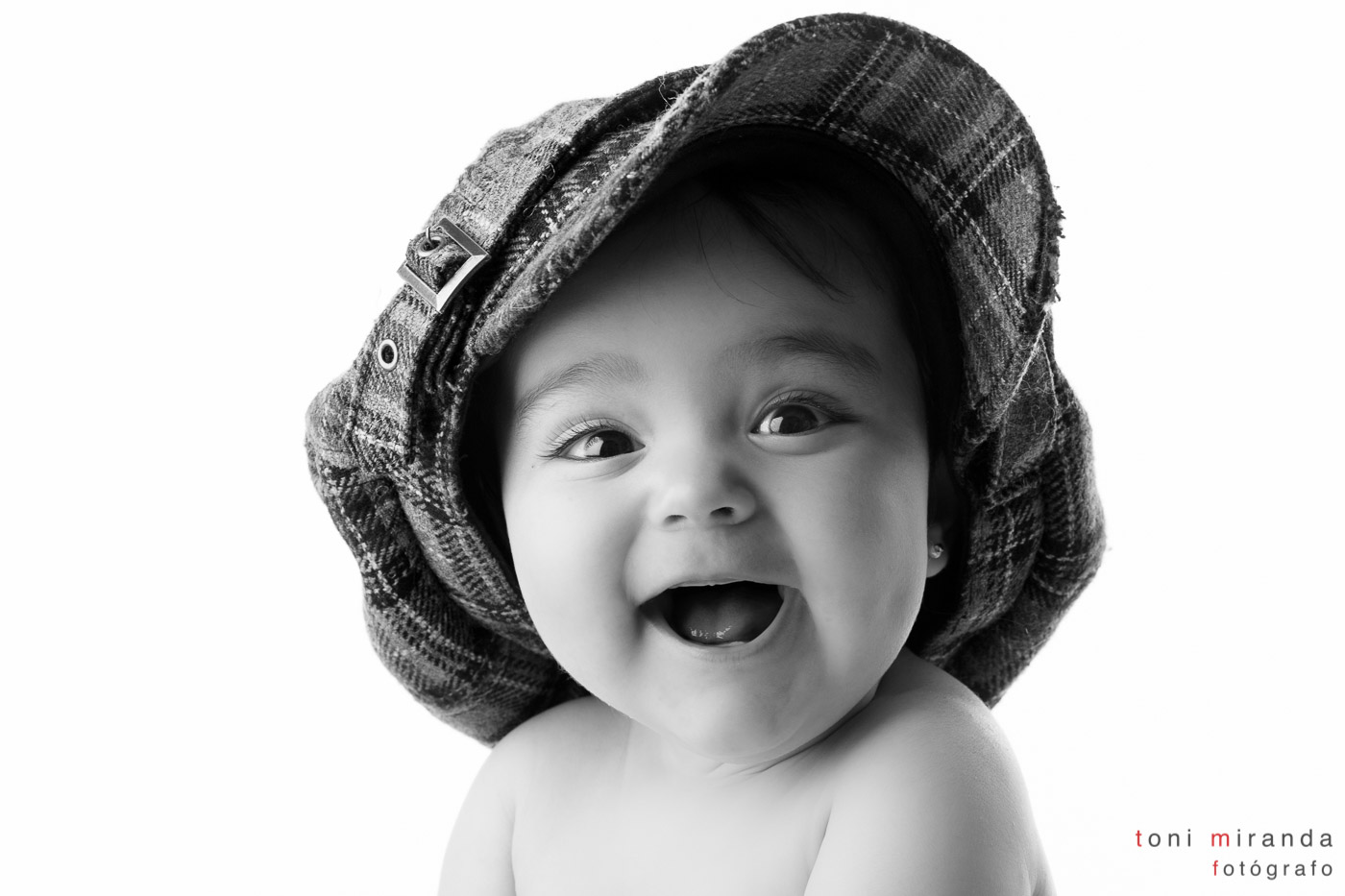 bebe de 6 meses riendo en estudio