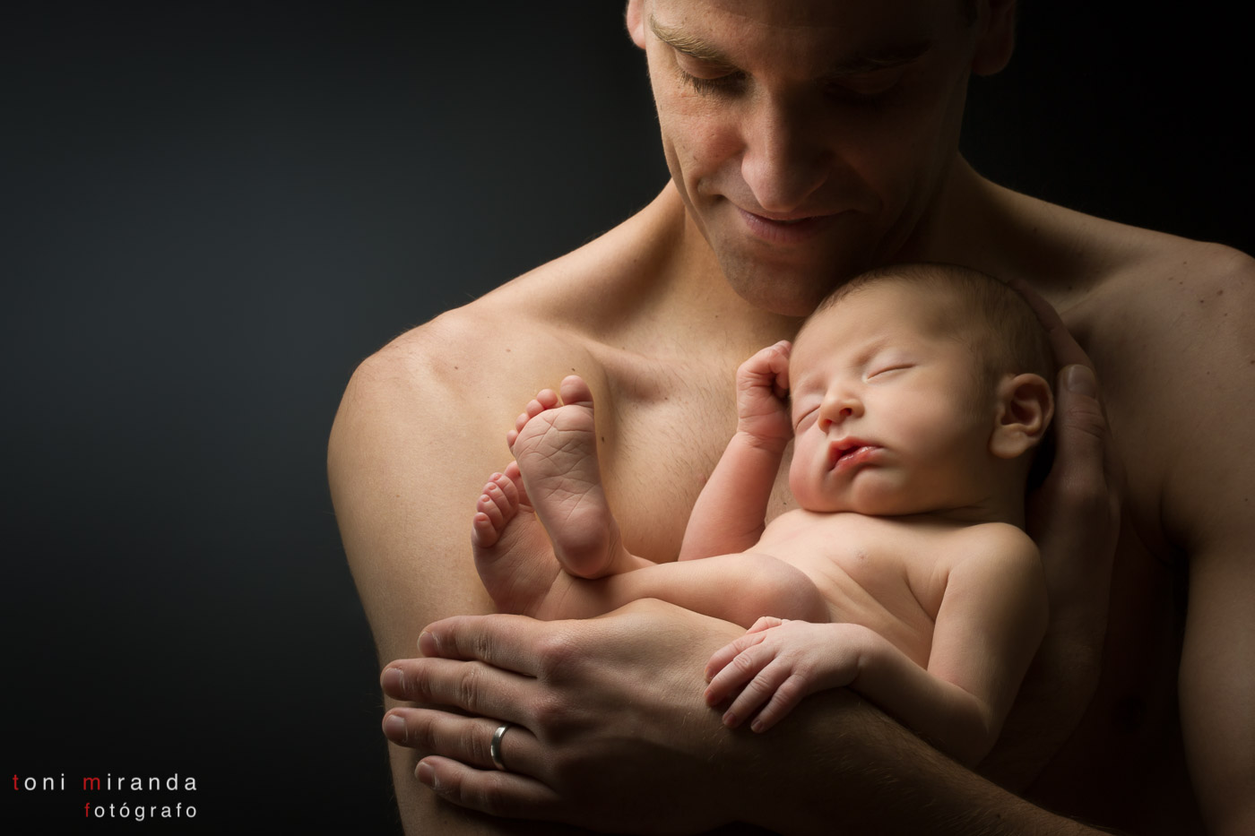 New born a brazos de su padre