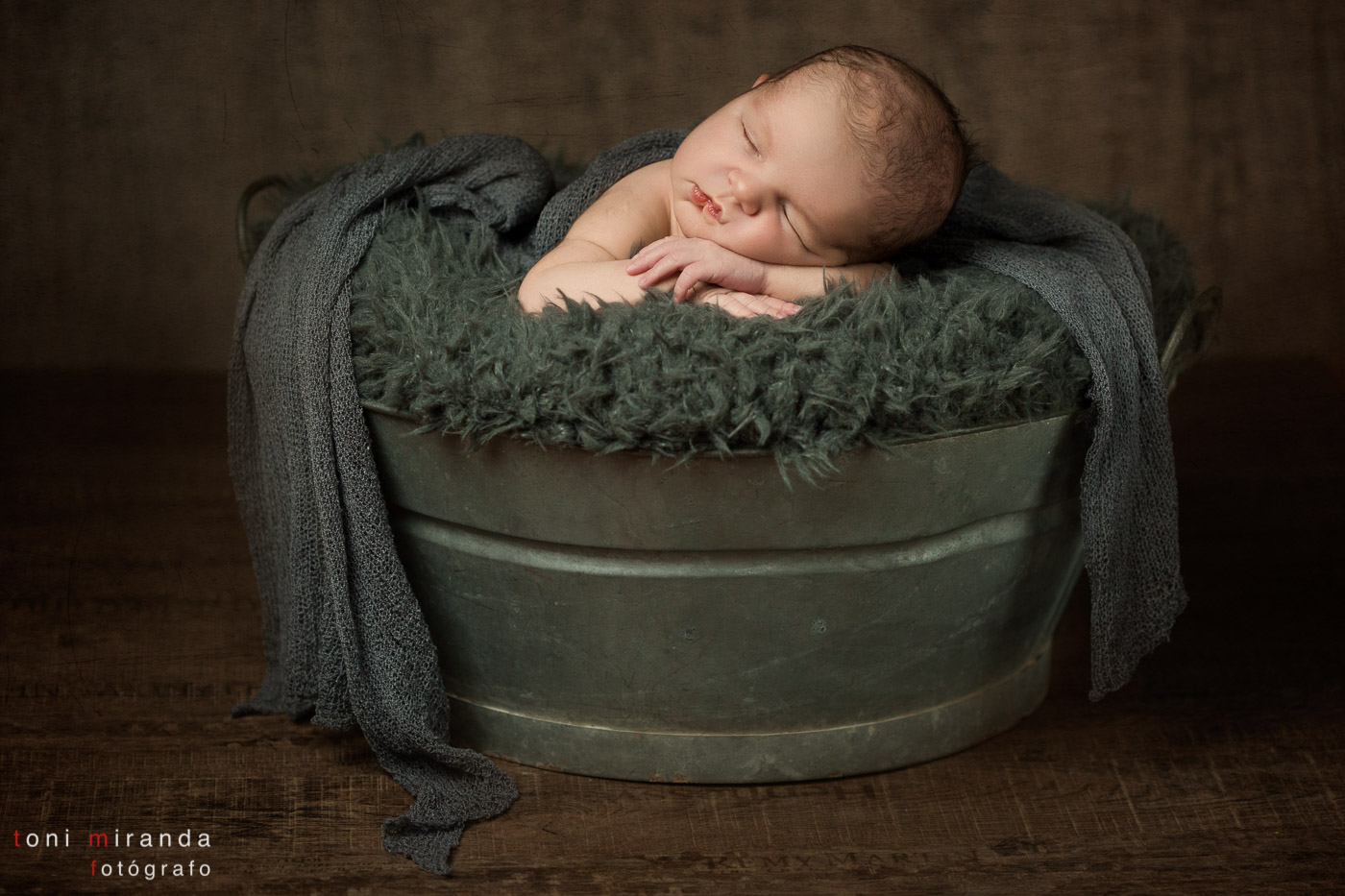 newborn durmiuendo en barreño