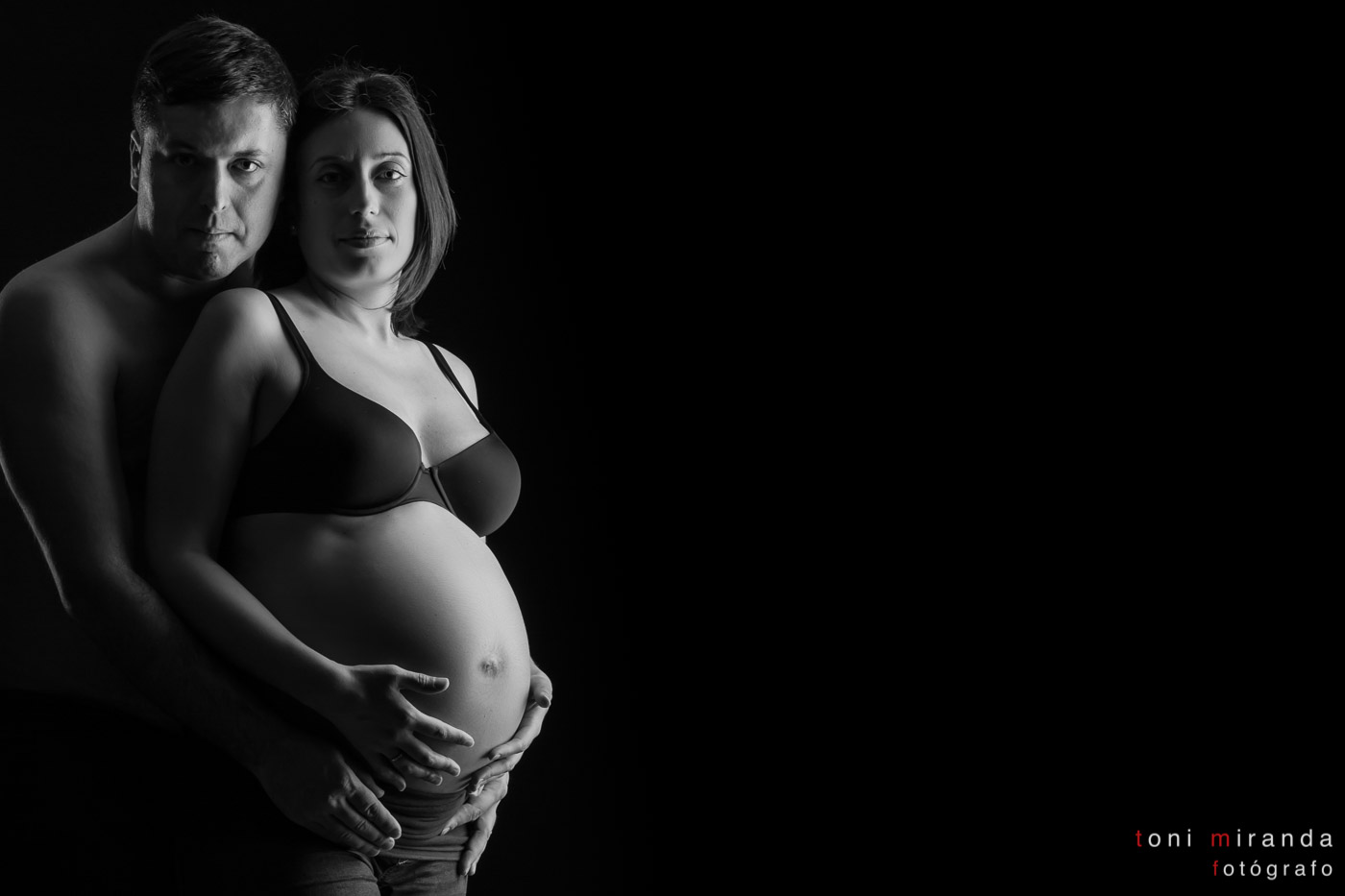 embarazada con su pareja en estudio de Alcoy