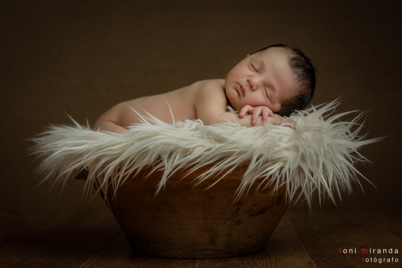recién nacido durmiendo en vasija de barro