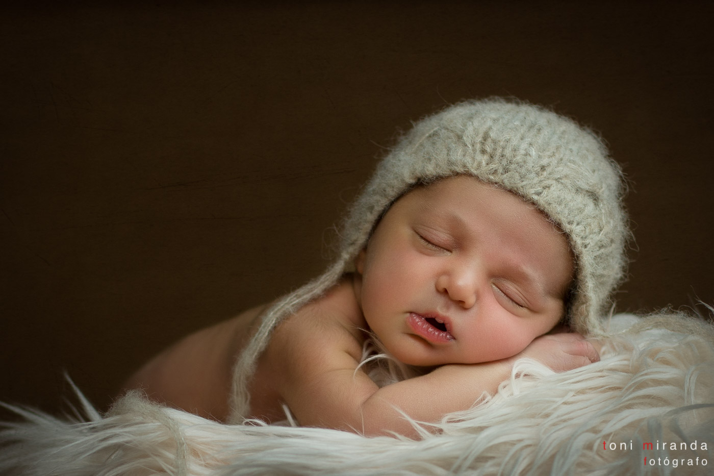 recién nacido durmiendo con gorrito de lana