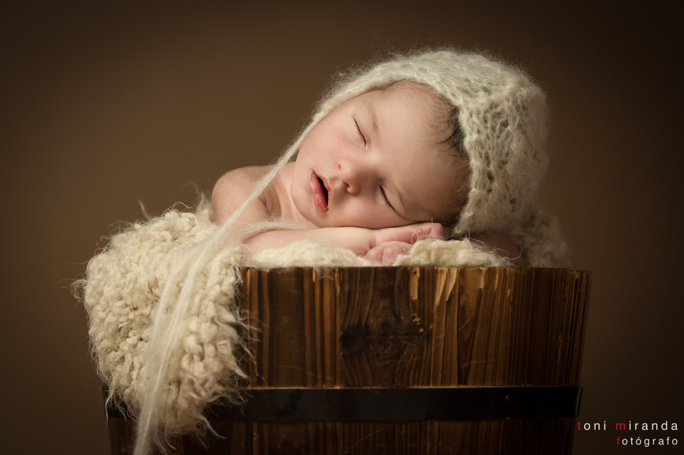 newborn en cubo con prop durmiendo