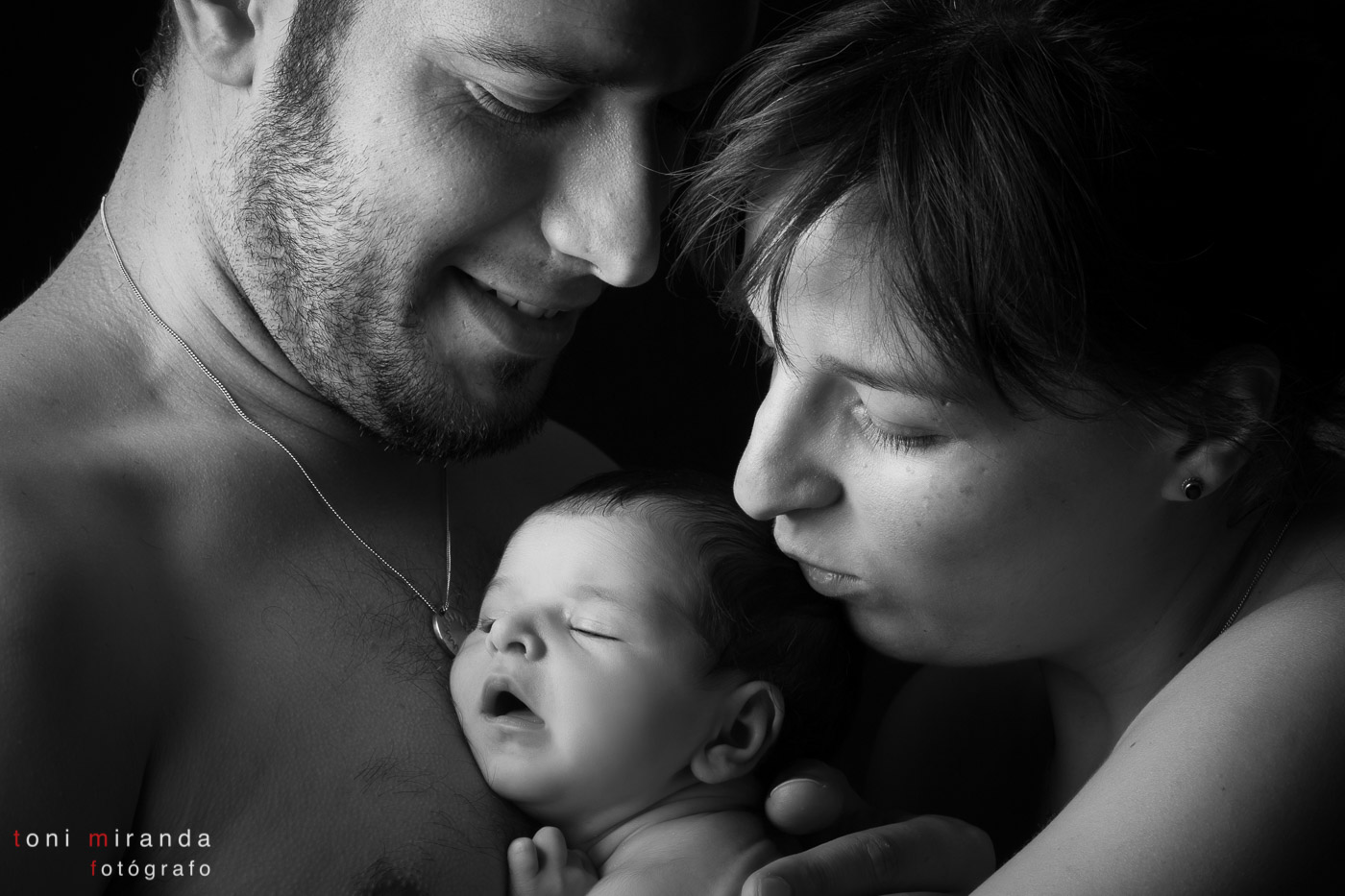recien nacida con sus padres