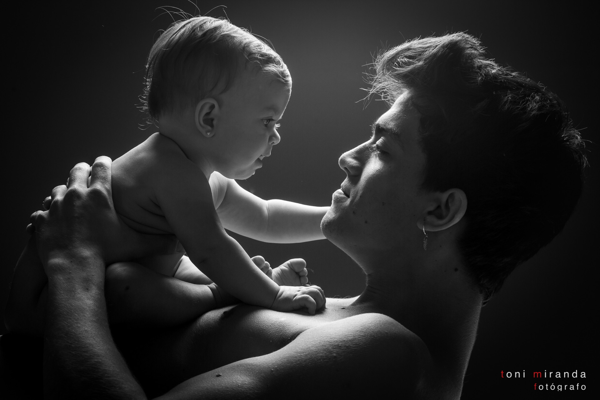 niña con padre en blanco y negro