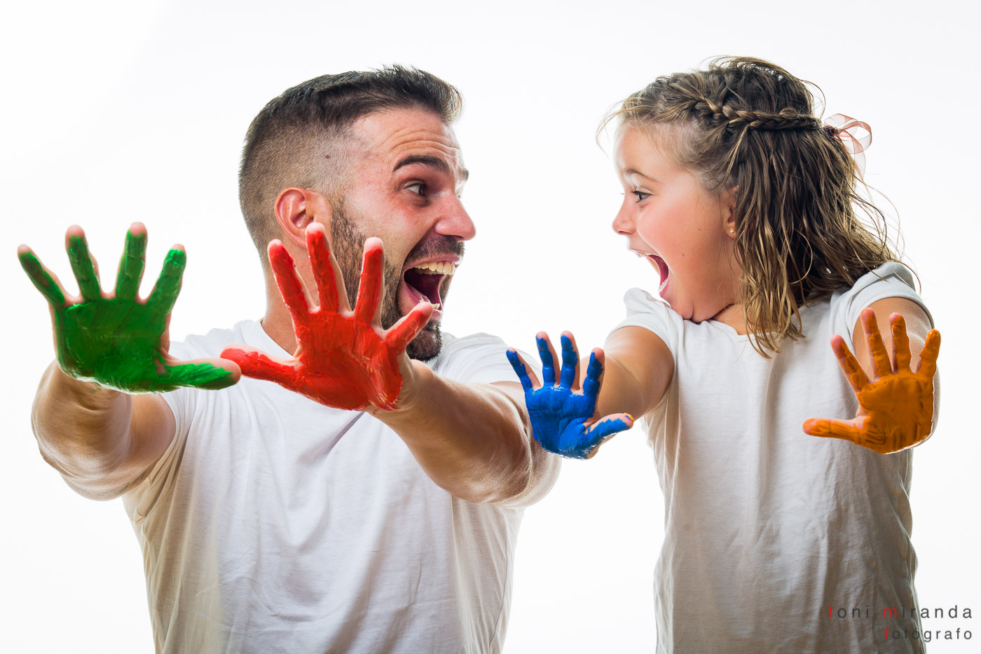 padre e hija jugando con pintura