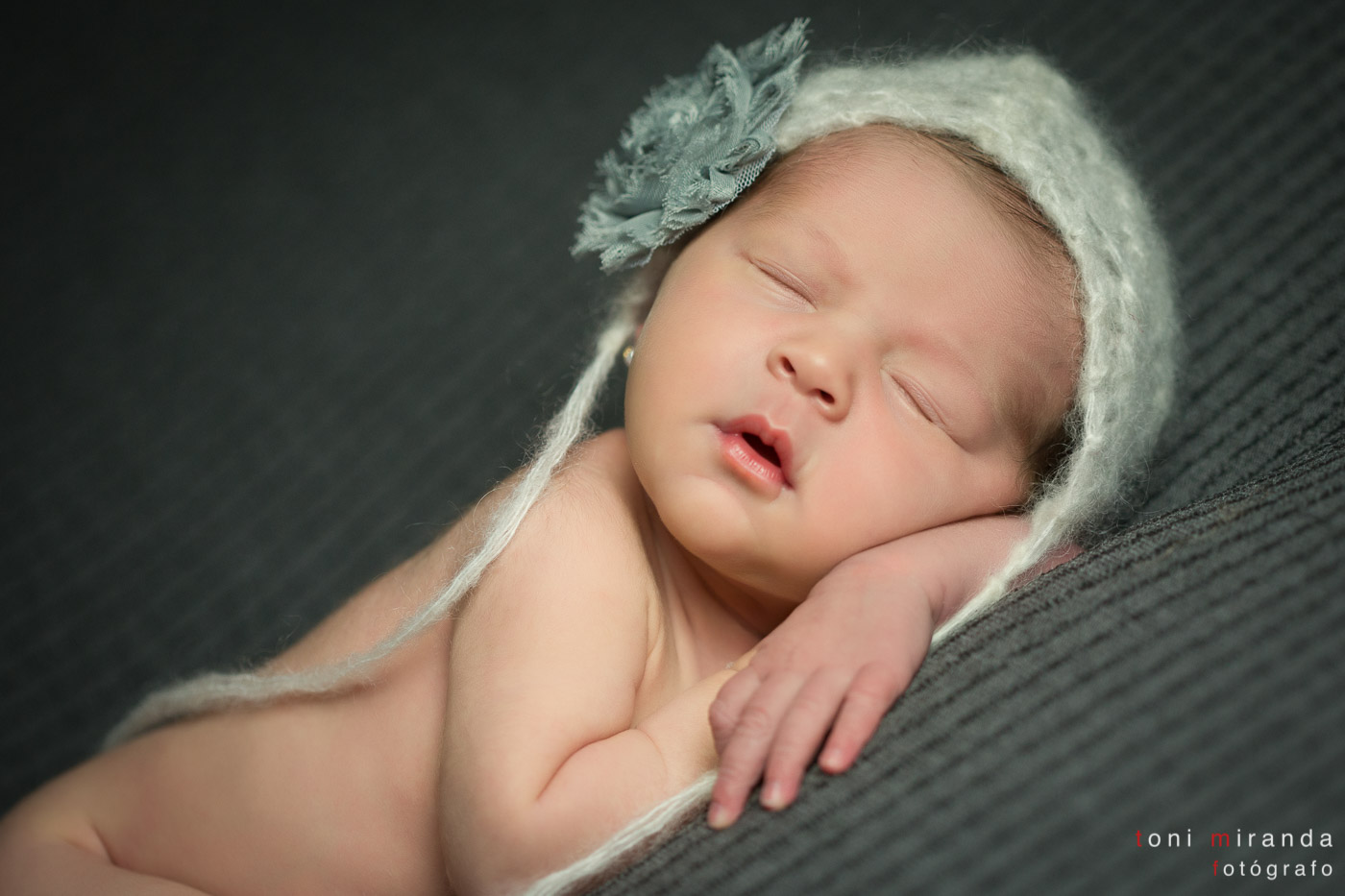 bebe recien nacida en sesion de newborn