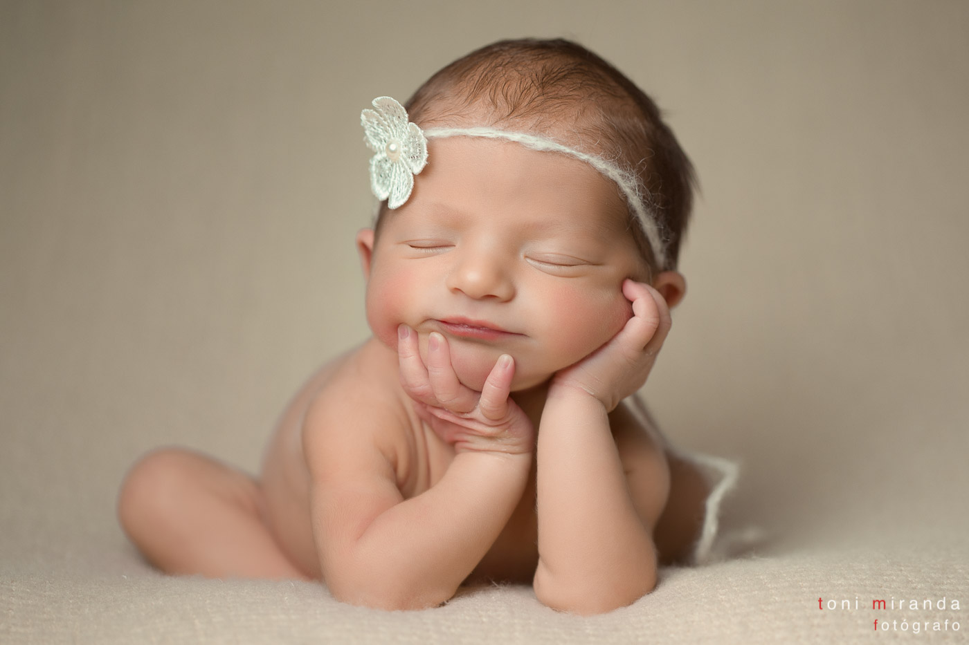 bebe-newborn-riendo