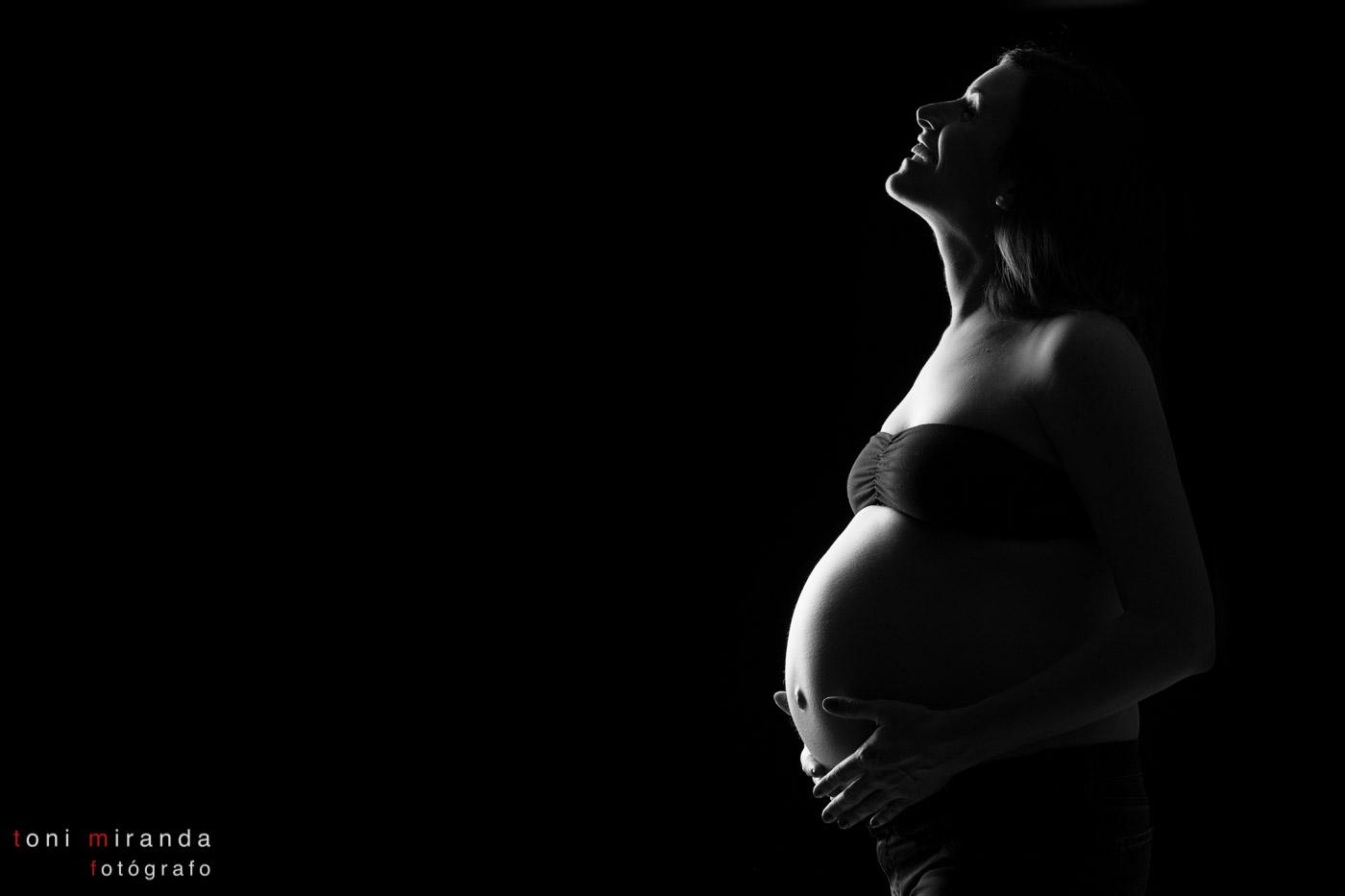 fotografia blanco y negro de embarazada en estudio de fotografia