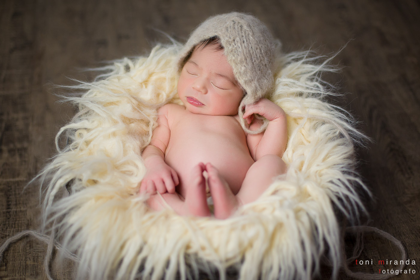 newborn-bebe-babygirl-durmiendo-cesta-basket