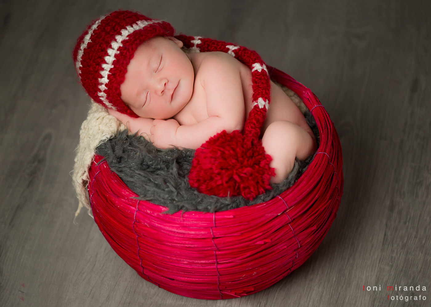 bebe durmiendo en cesta roja