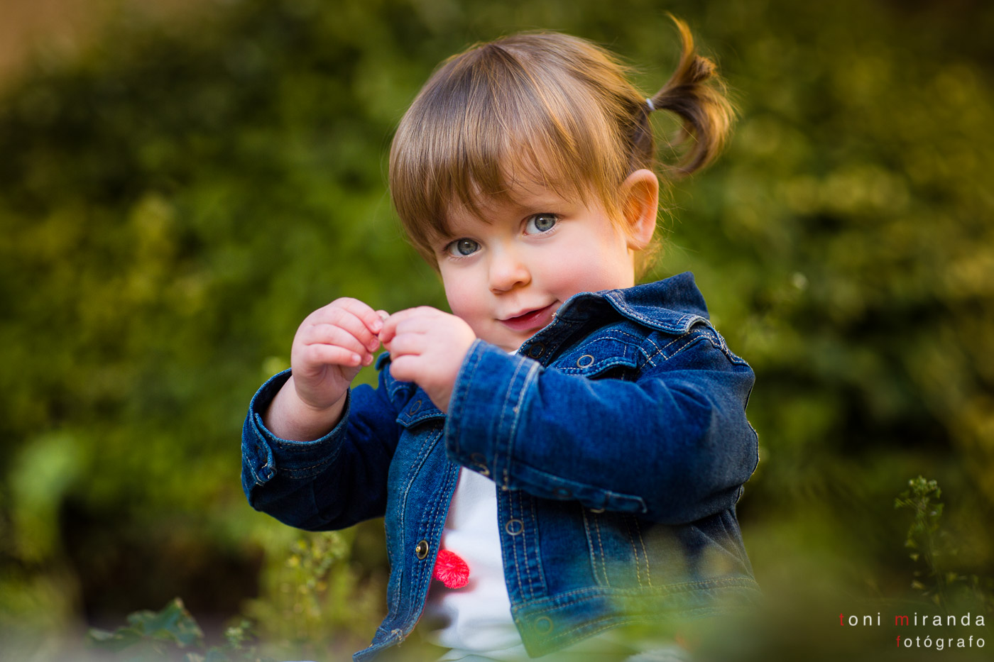 bebe jugando en exteriores de alcoy