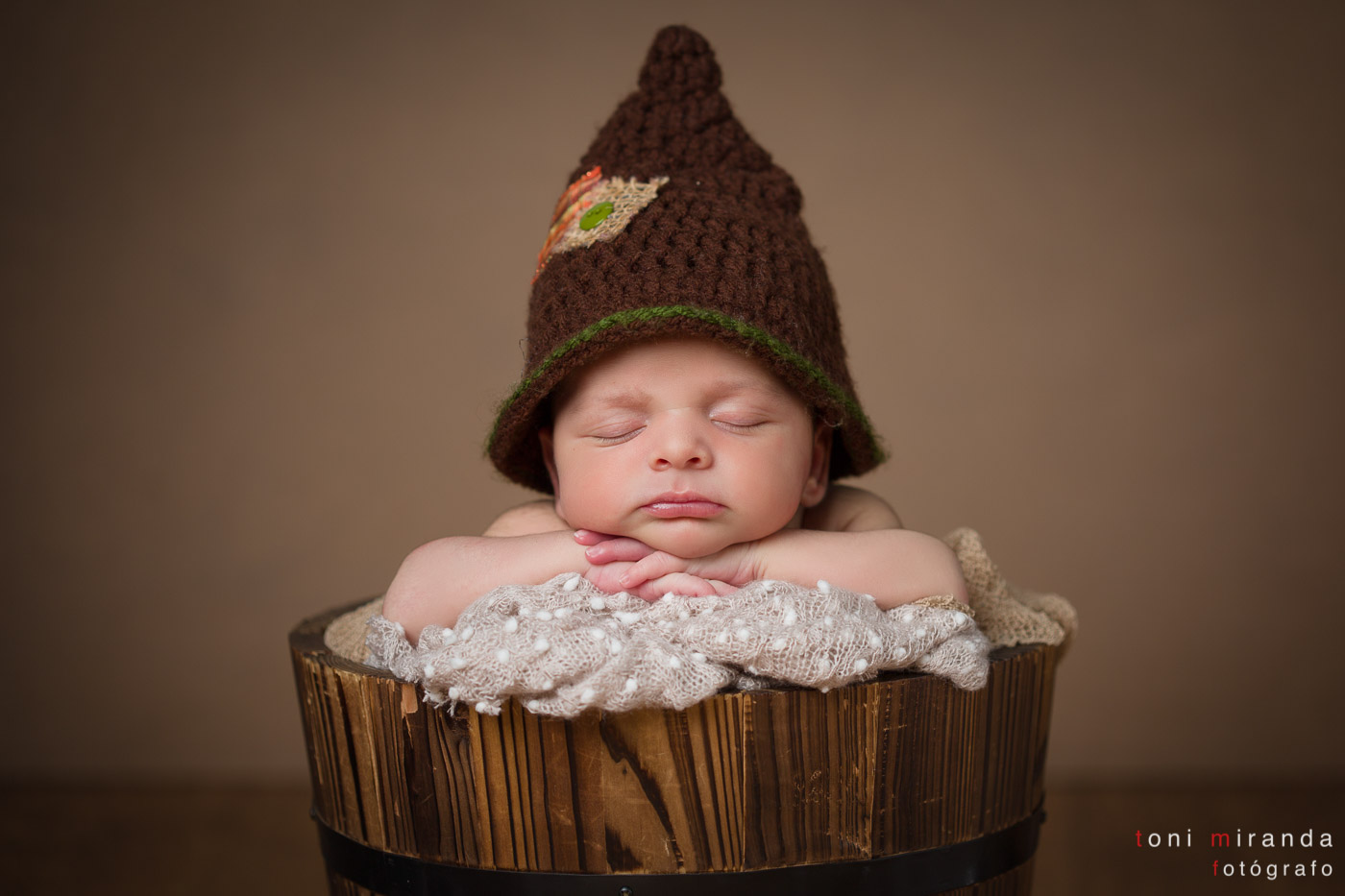 newborn en cubo y props