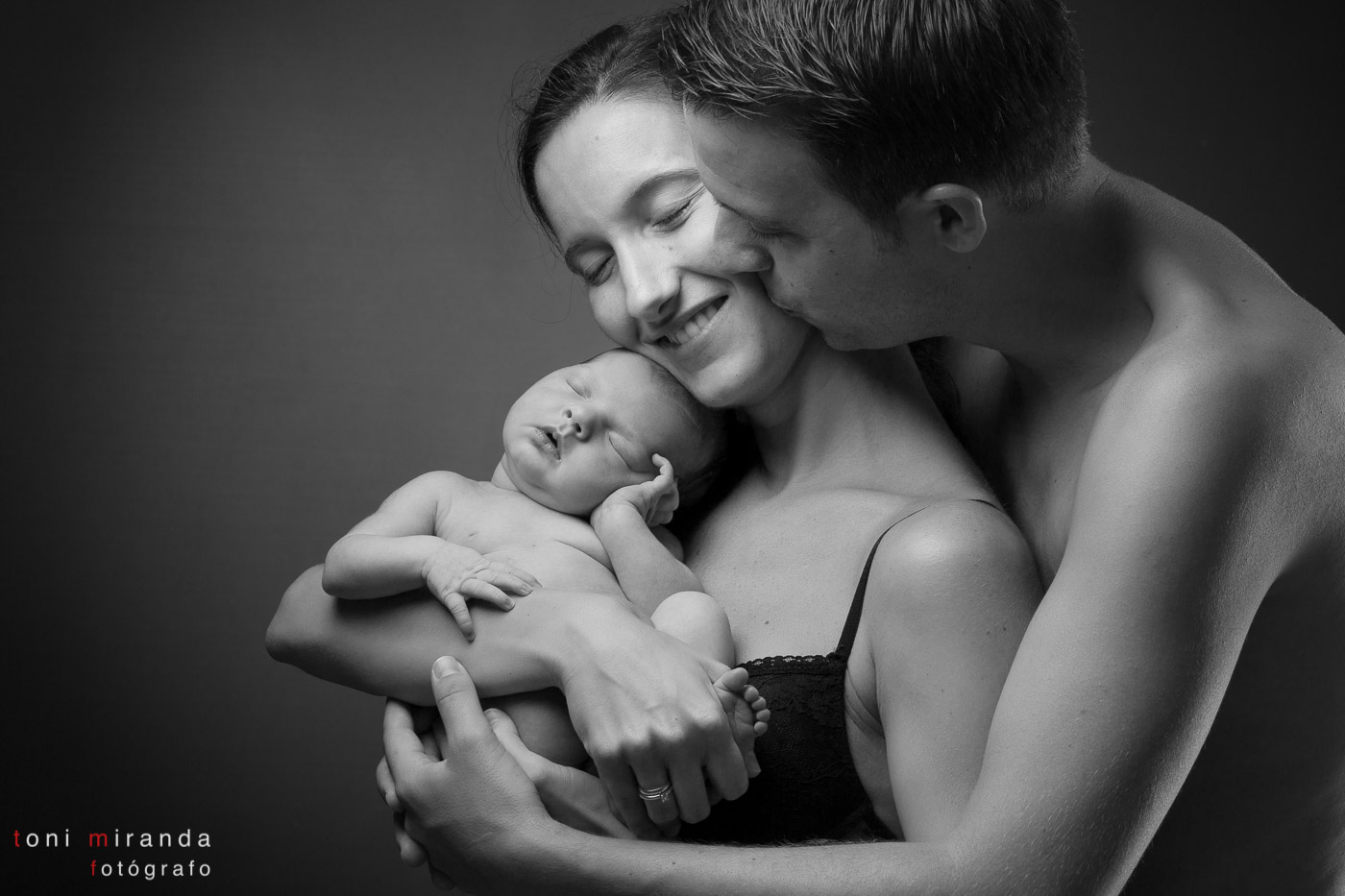 padres con su hija recien nacida