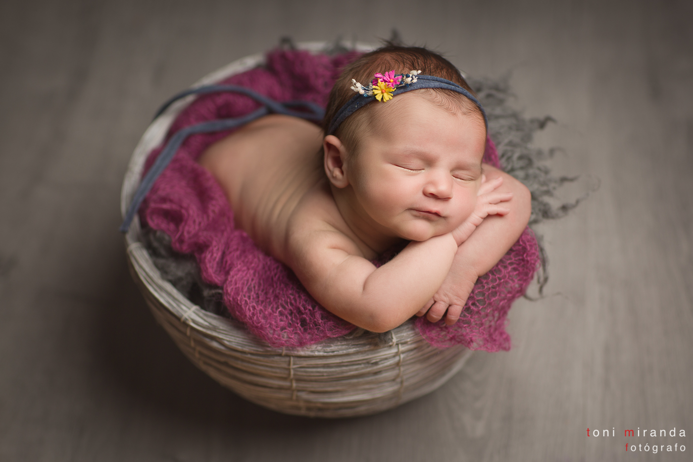 niña recien nacida durmiendo en estudio