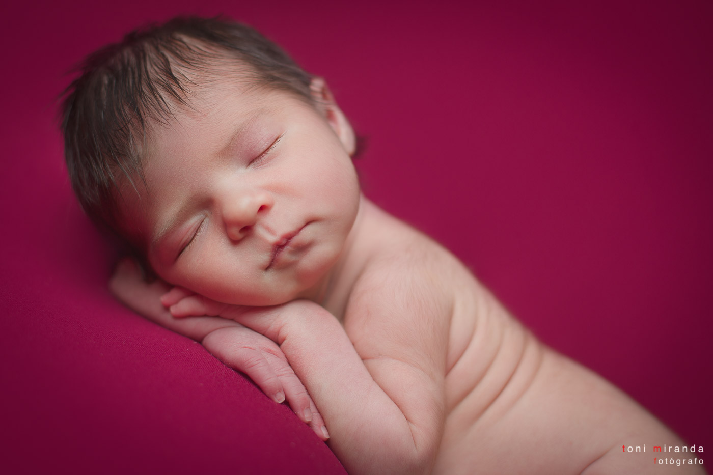bebe recien nacido durmiendo en sesión fotográfica en estudio de alcoy en alicante