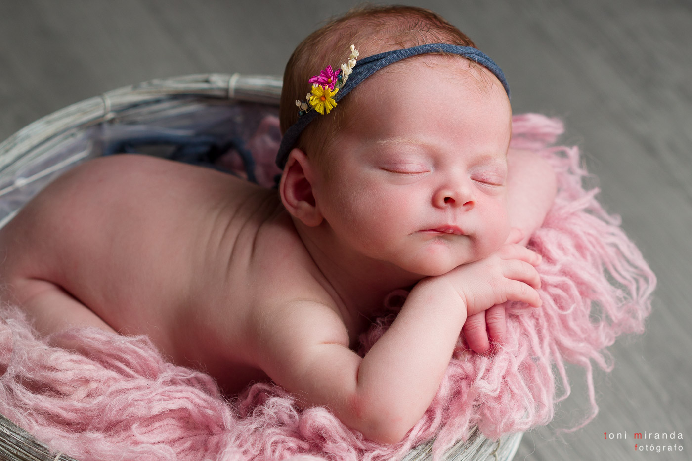 bebe durmiendo en cestita con diadema