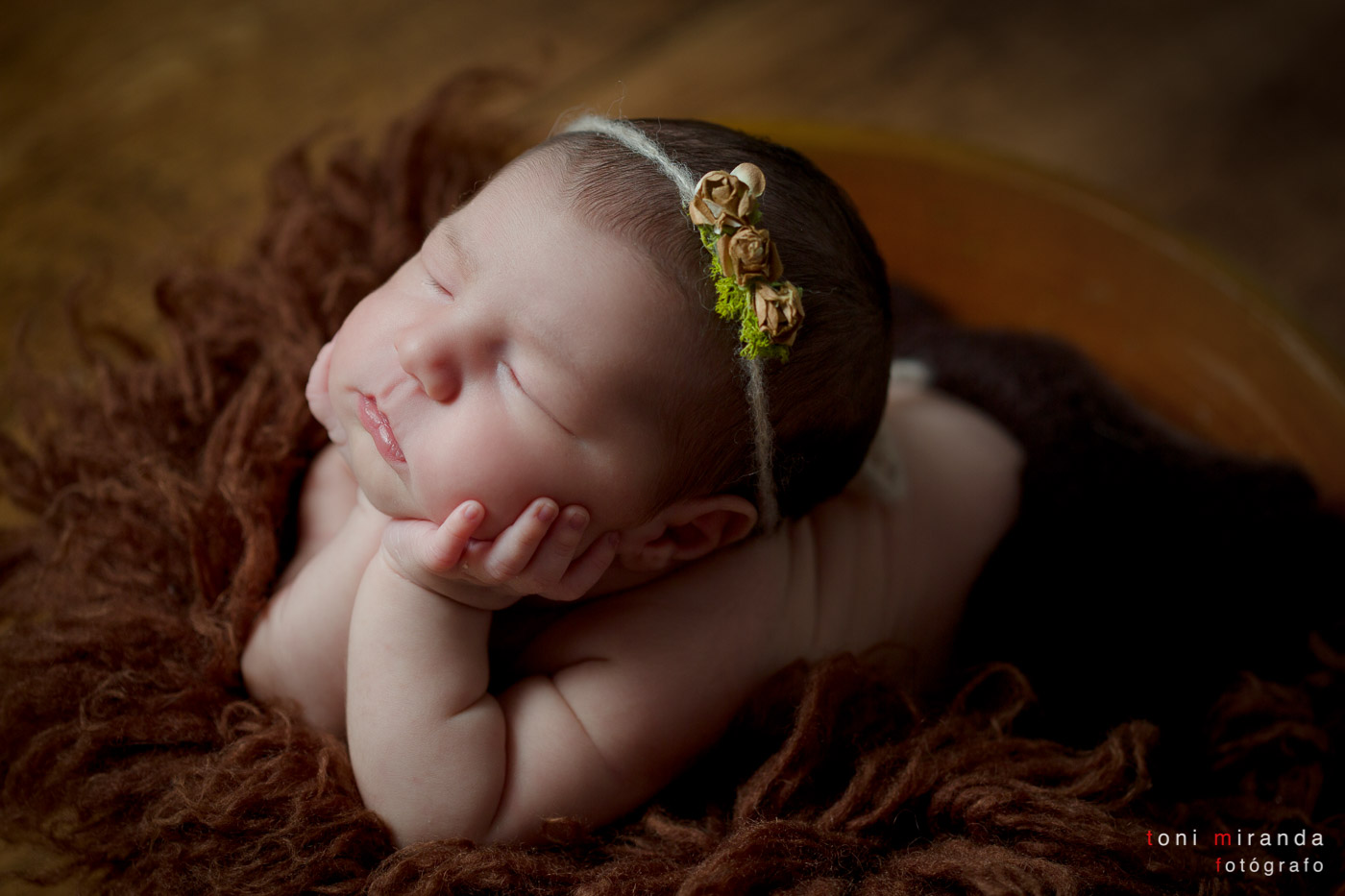 bebe durmiendo en cesta
