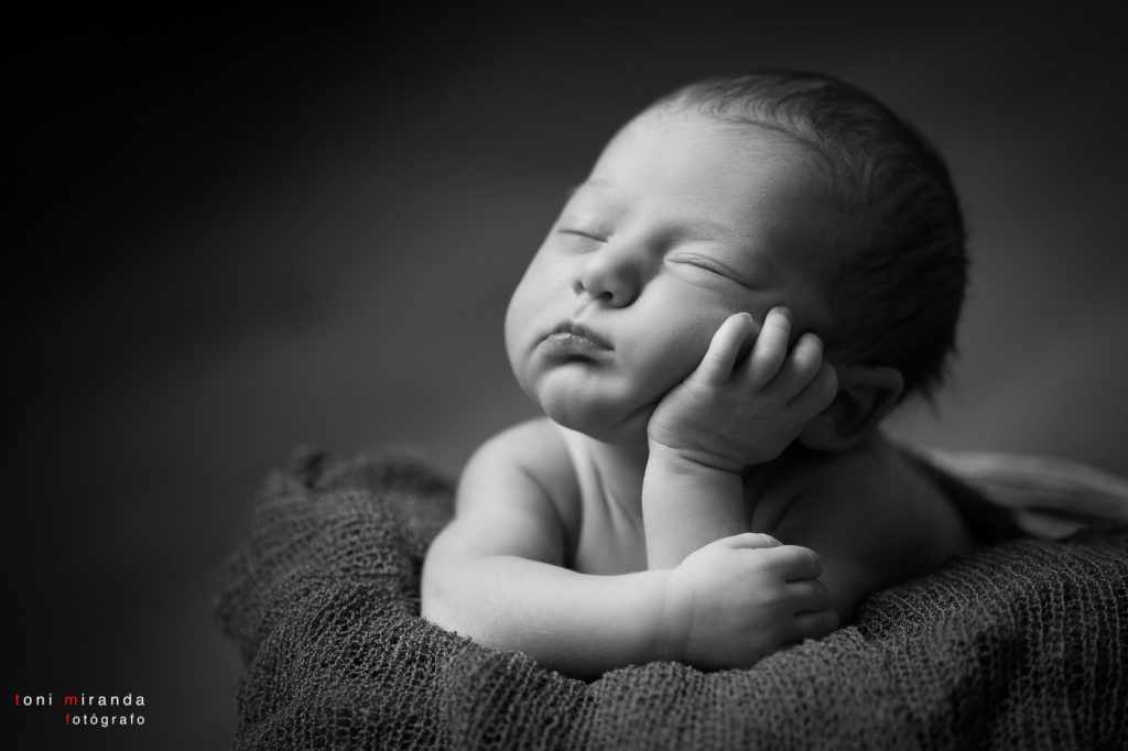 bebe durmiendo en cesta