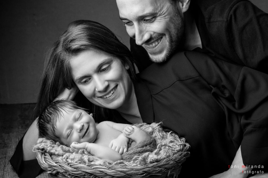 familia sonriendo con su bebe