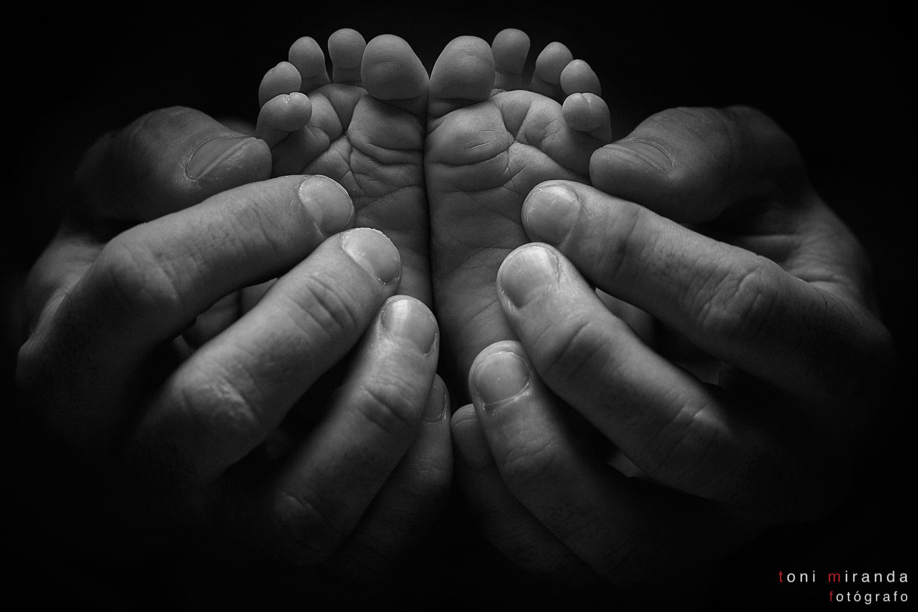 manos de padre con pies de bebe