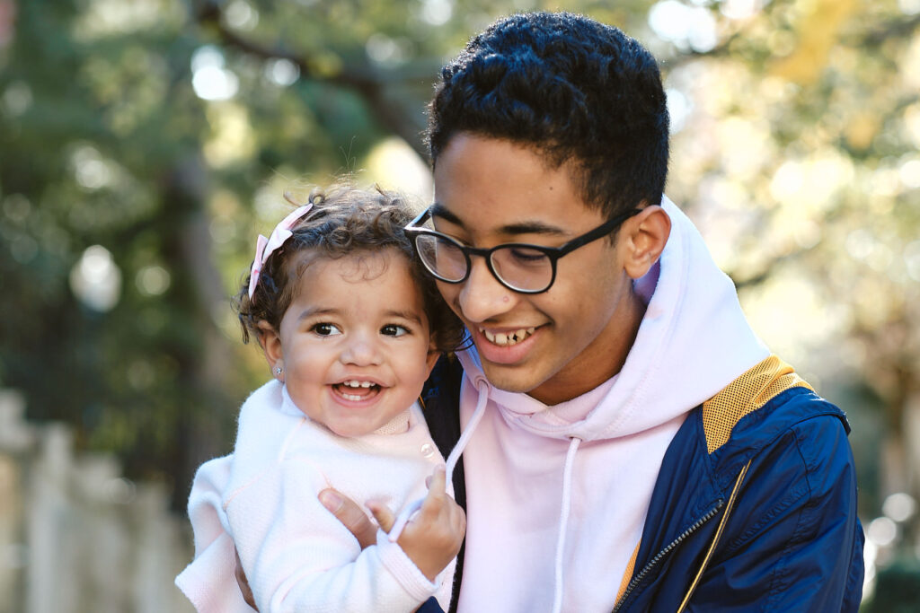 bebe con su hermano en el parque