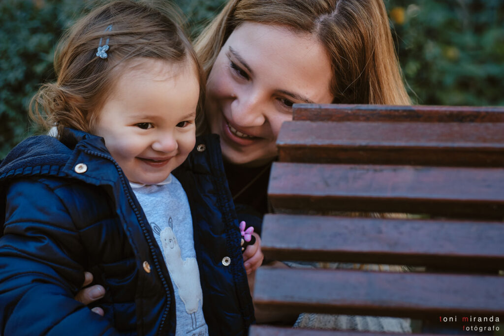 bebe con su mama en el parque