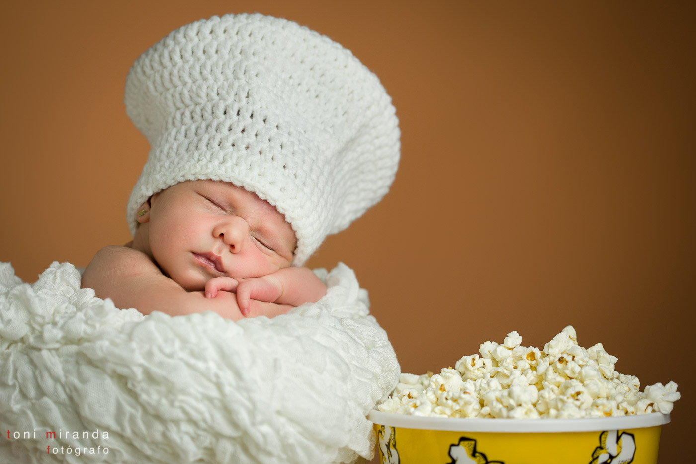 recién nacida dentro bote palomitas