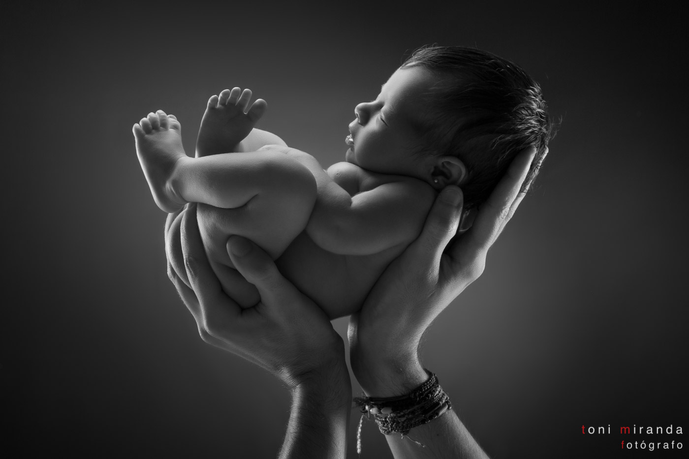 bebe recién nacida en manos de su padre