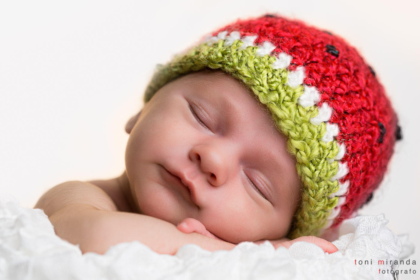 recién nacido durmiendo con gordito de fresa