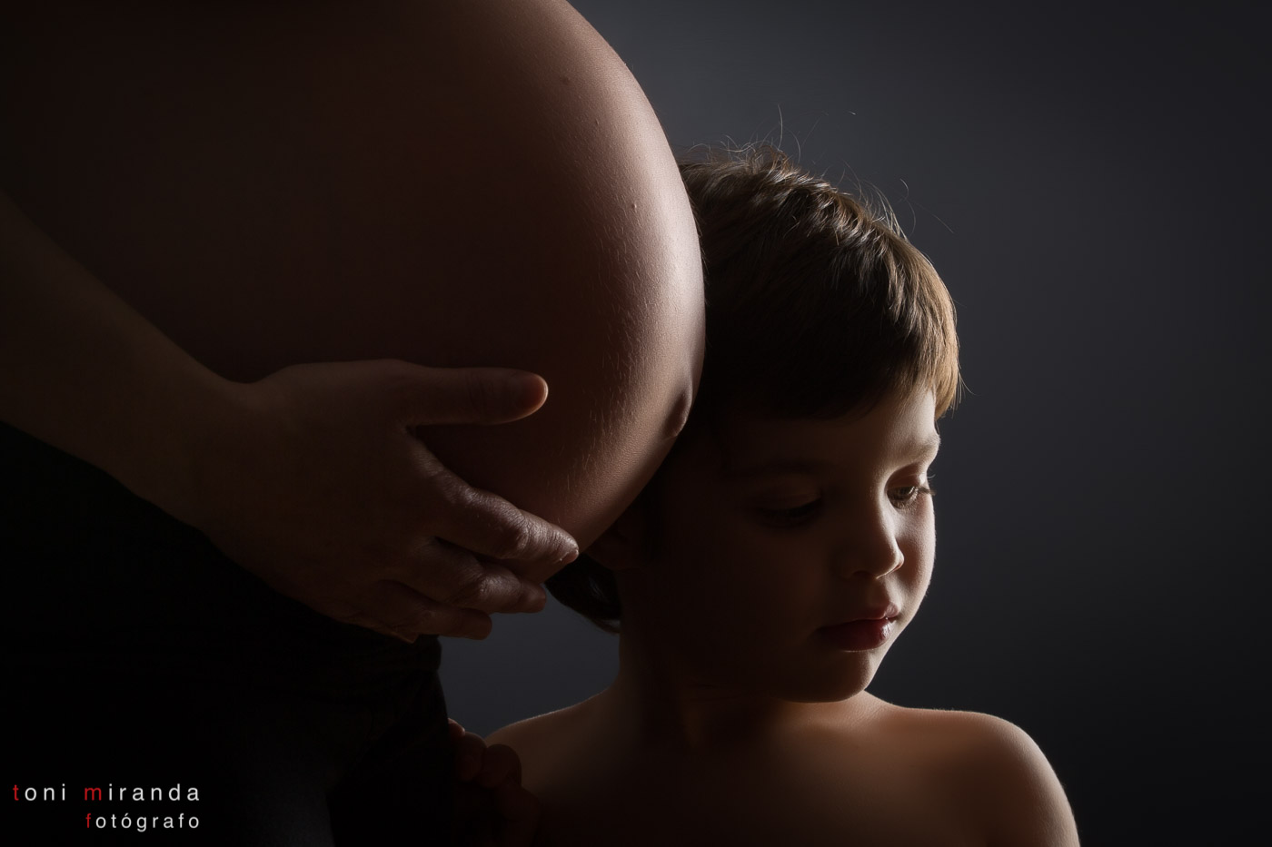 Niño en estudio con madre embarazada