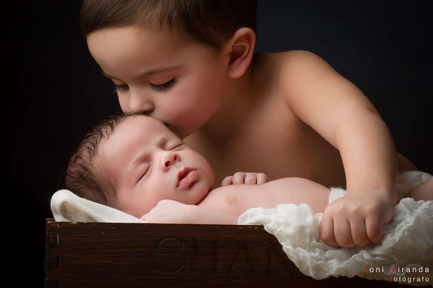 recién nacido con hermano en escena tierna