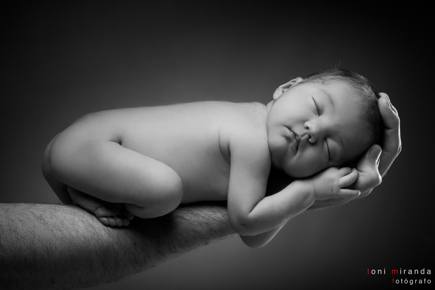 recién nacida en brazo de su padre