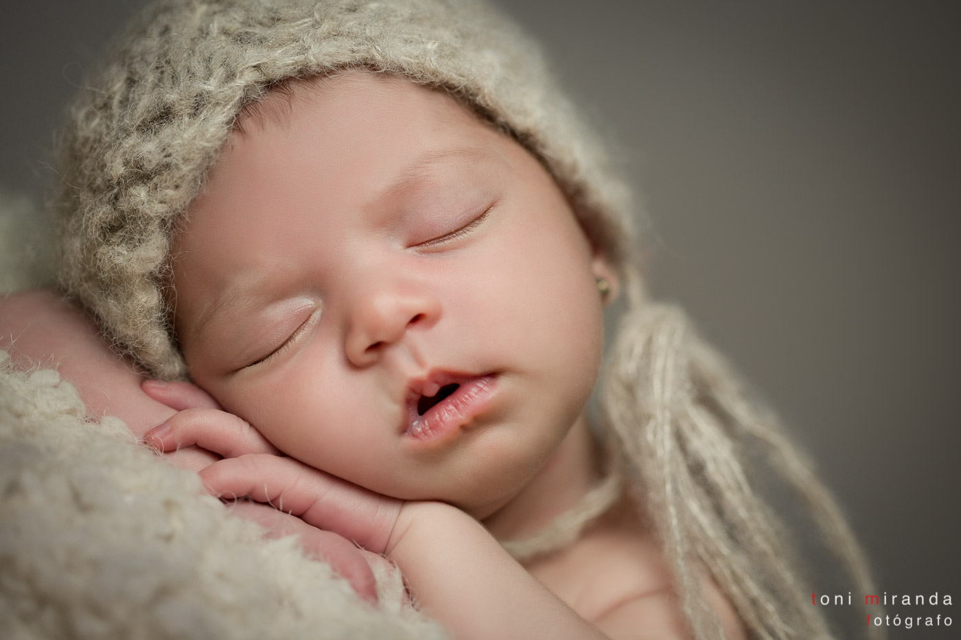 bebe recien nacida durmiendo con poquitos dias de vida