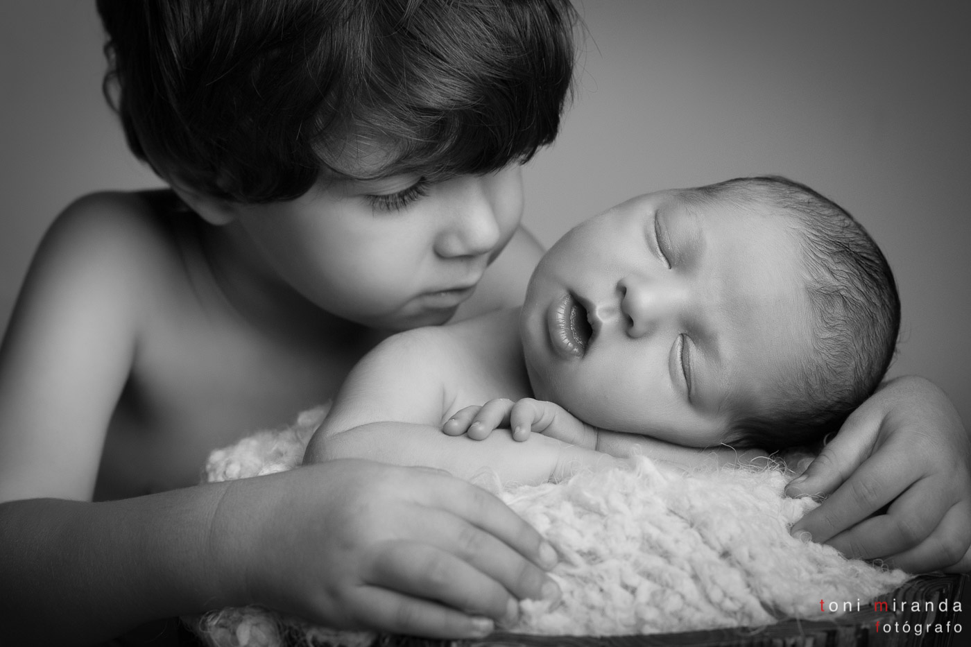 hermanos en estudio recien nacido