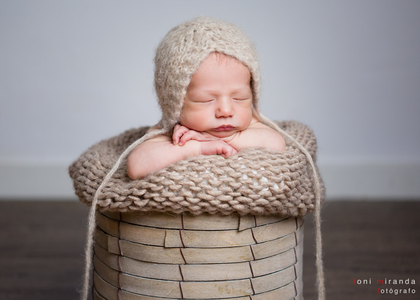 bebe durmiendo en cesta con gorrito