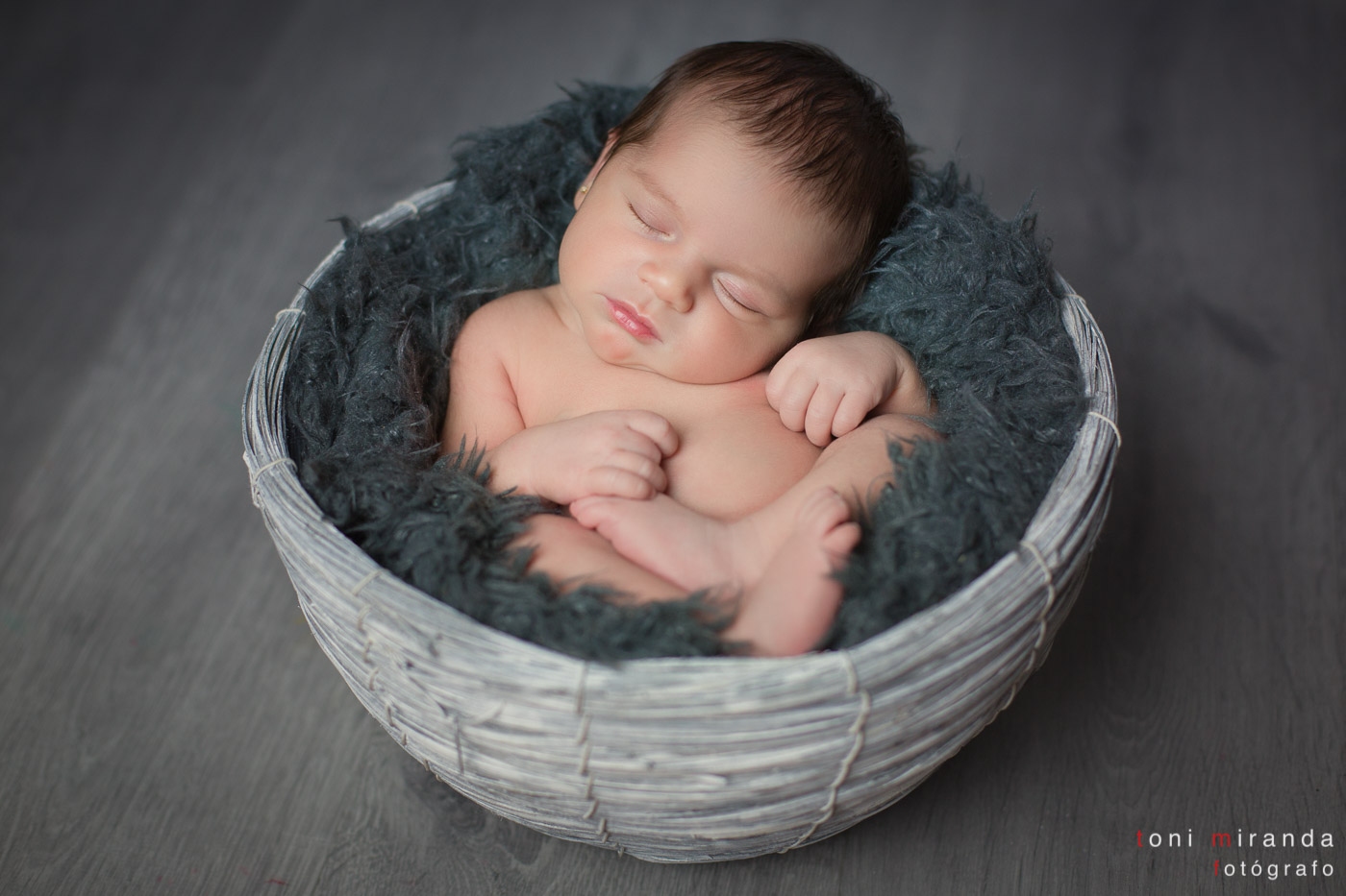 recien nacida en cesto sesion de new born