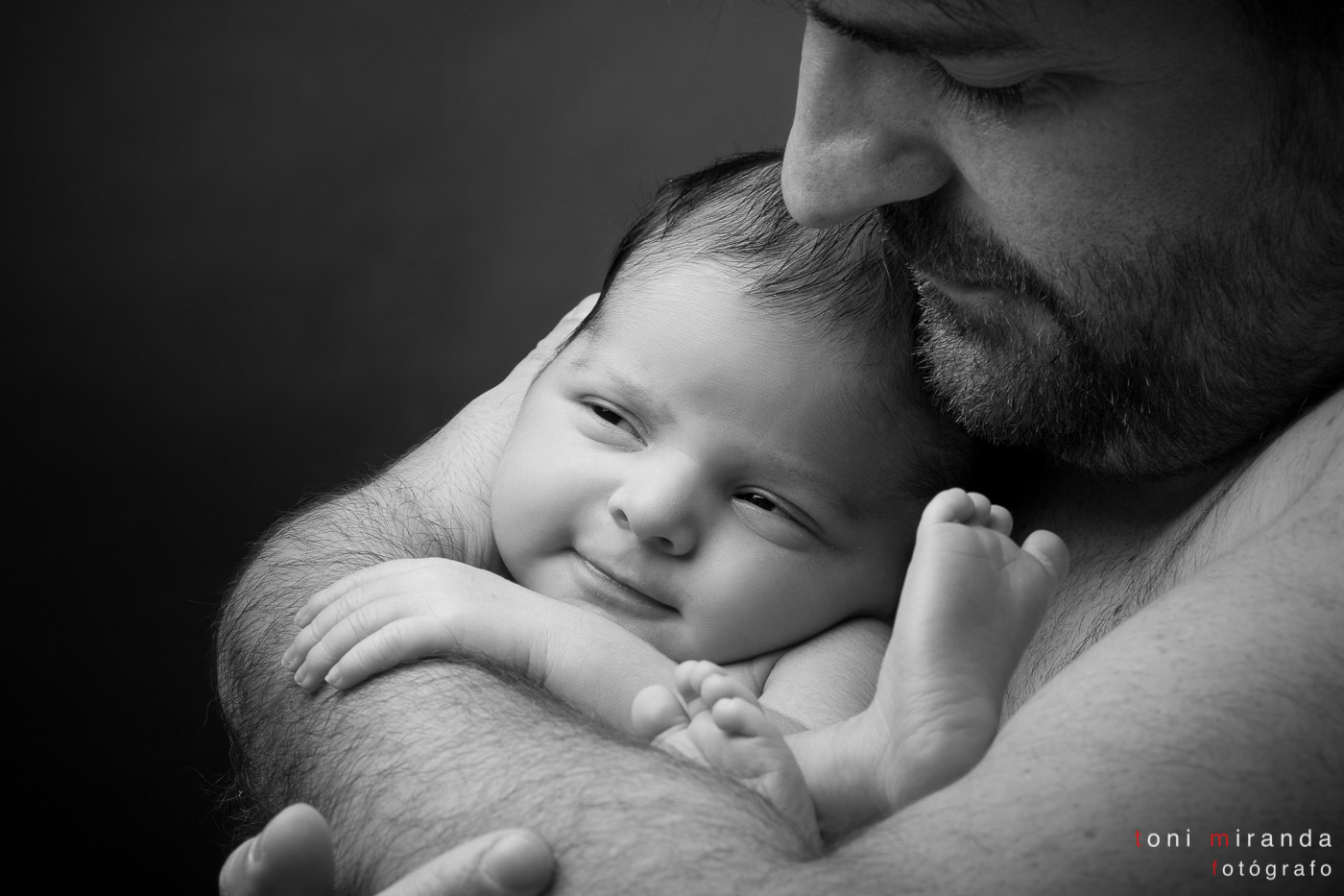 recien necido sonriendo con su padre