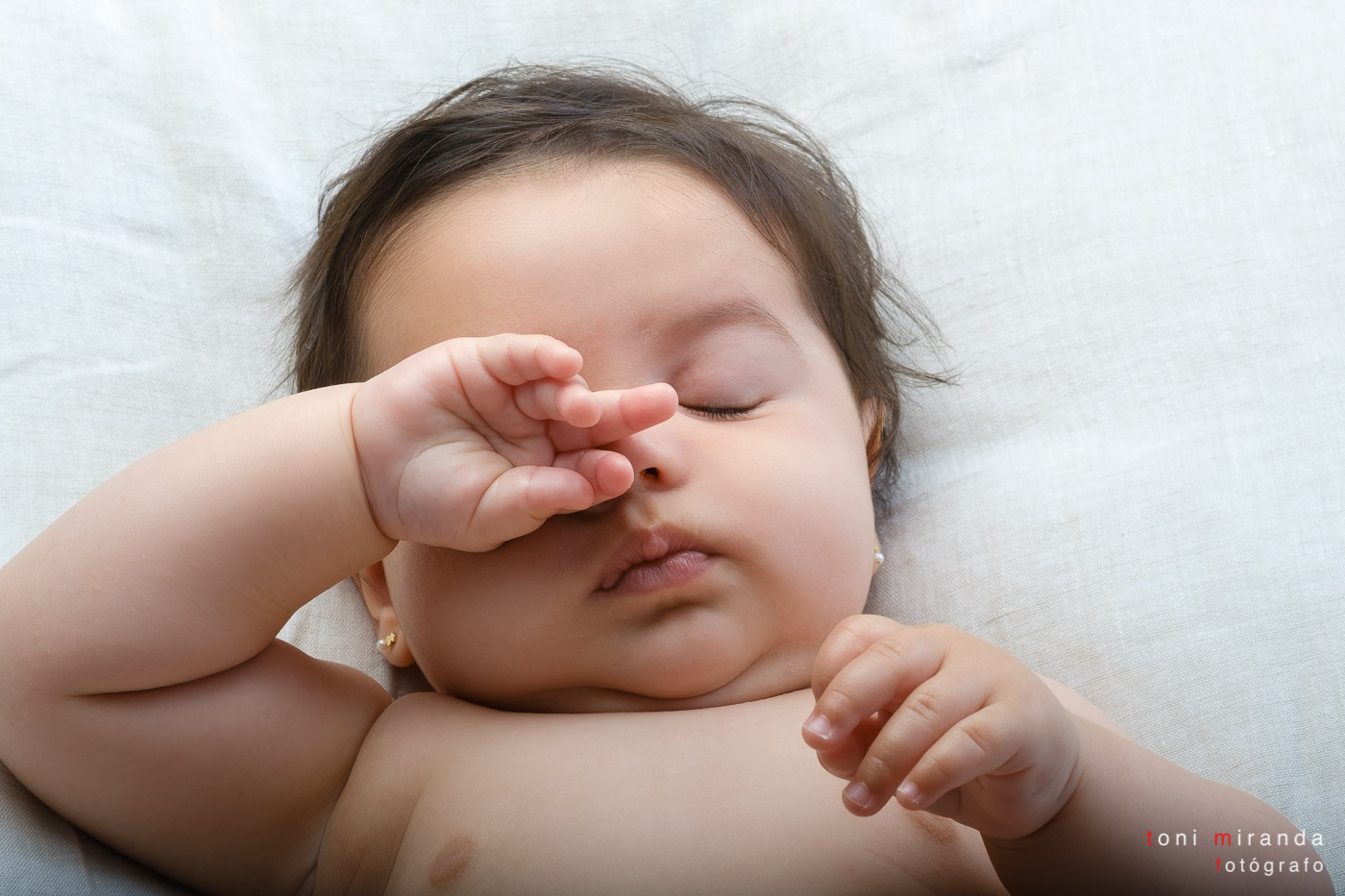 Bebe durmiendo en sesion fotografica