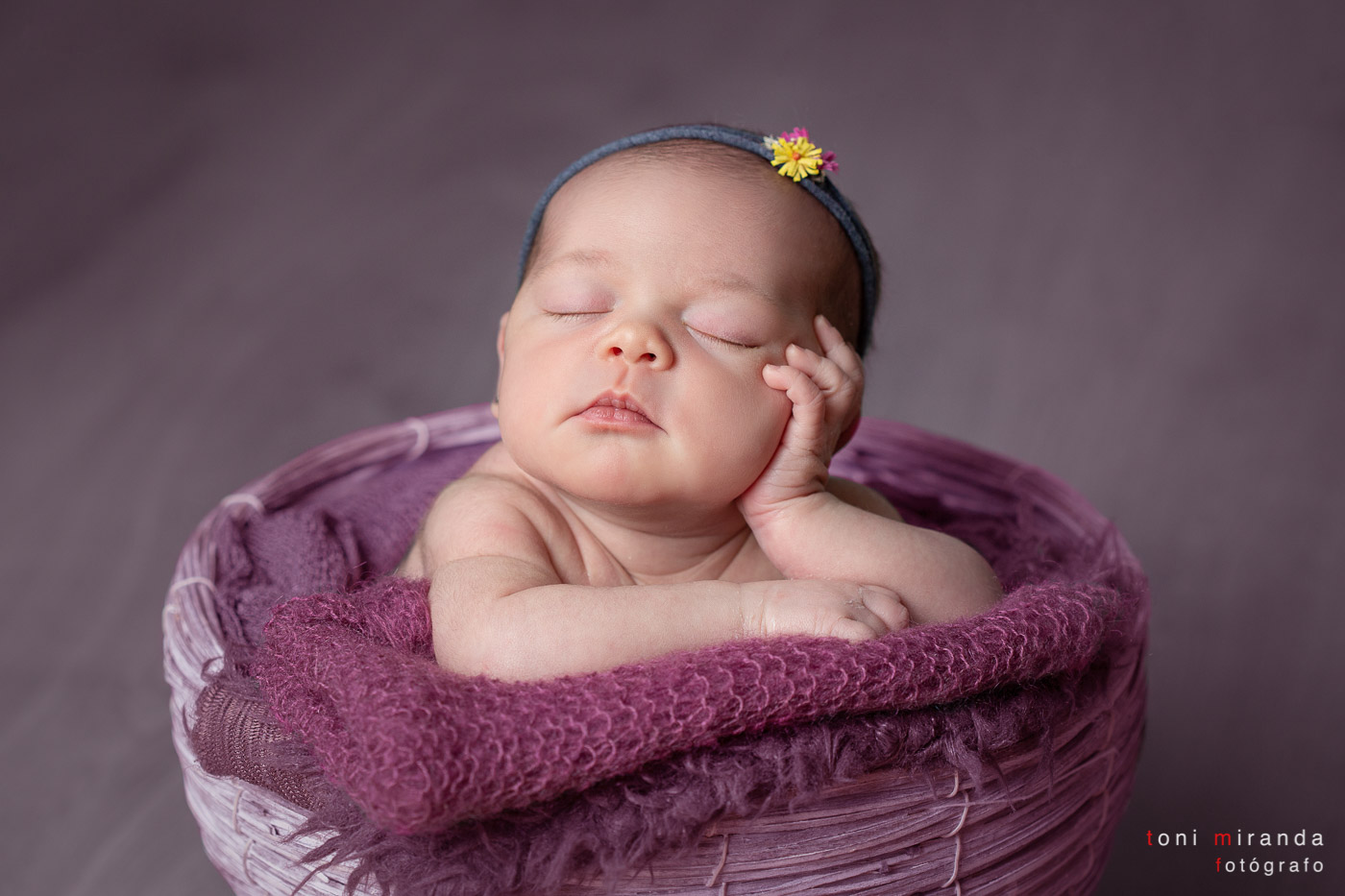 Newborn apoyada en cestita rosa